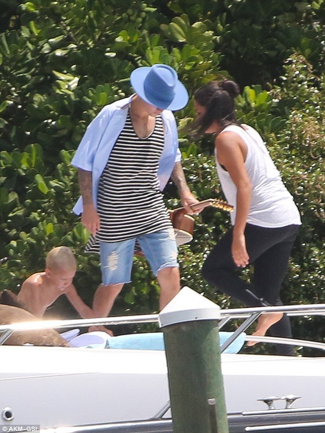 Bạn gái mới của Justin Bieber được khen giống Selena Gomez - 9 Bạn gái mới của Justin Bieber được khen giống Selena Gomez - 9
