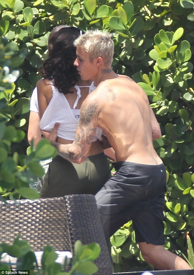 Bạn gái mới của Justin Bieber được khen giống Selena Gomez - 10
Justin cẩn thận chăm sóc bạn gái.