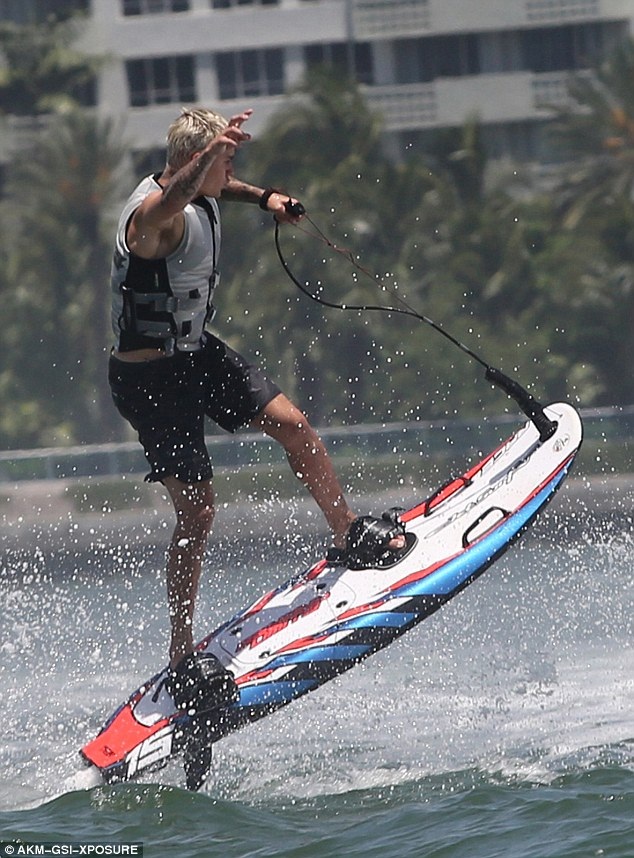 Bạn gái mới của Justin Bieber được khen giống Selena Gomez - 6
Justin thể hiện khả năng lướt sóng trước mắt bạn gái.