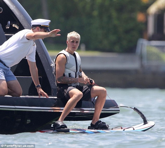 Bạn gái mới của Justin Bieber được khen giống Selena Gomez - 7 Bạn gái mới của Justin Bieber được khen giống Selena Gomez - 7