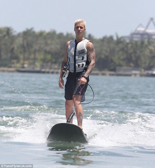 Bạn gái mới của Justin Bieber được khen giống Selena Gomez - 8
Chàng ca sĩ nổi tiếng liên tục cặp kè rồi lại chia tay với những bóng hồng trong làng giải trí sau khi chia tay Selena Gomez vào năm 2012. Chia sẻ với bạn bè, Justin thừa nhận rằng, Selena vẫn có sức ảnh hưởng mạnh mẽ và chiếm vị trí quan trọng trong tim anh dù hai người không còn bên nhau.