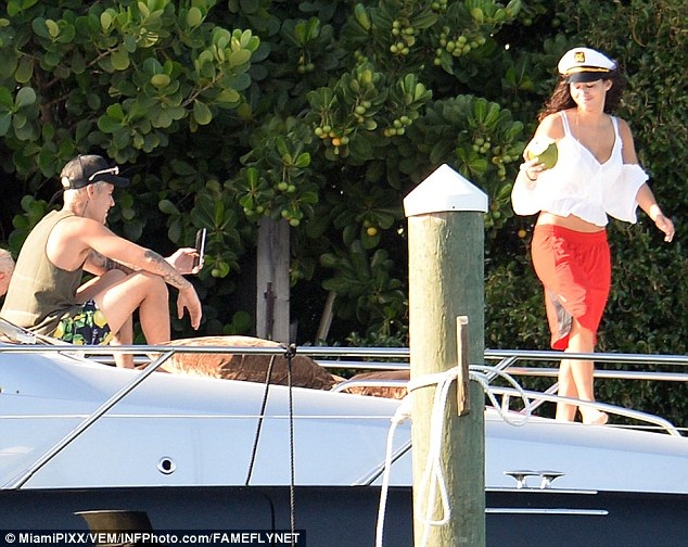 Bạn gái mới của Justin Bieber được khen giống Selena Gomez - 19
Justin chụp ảnh bạn gái đang uống nước dừa.