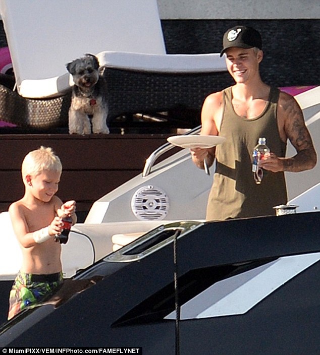 Bạn gái mới của Justin Bieber được khen giống Selena Gomez - 17
Cậu em trai của Justin cũng có mặt trên du thuyền.