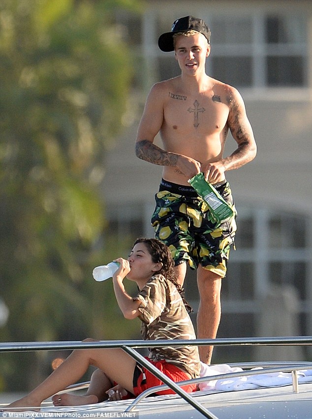 Bạn gái mới của Justin Bieber được khen giống Selena Gomez - 14
Alexandra Rodríguez xuất hiện trên duy thuyền của chàng ca sĩ 22 tuổi.