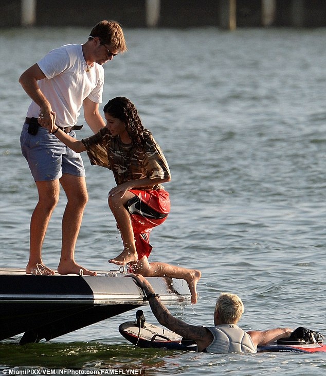 Bạn gái mới của Justin Bieber được khen giống Selena Gomez - 21
Rồi đưa cô xuống nước tham gia một số trò chơi mạo hiểm.