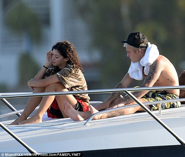 Bạn gái mới của Justin Bieber được khen giống Selena Gomez - 15
Hai người không còn ngại ngần khi ở bên nhau.