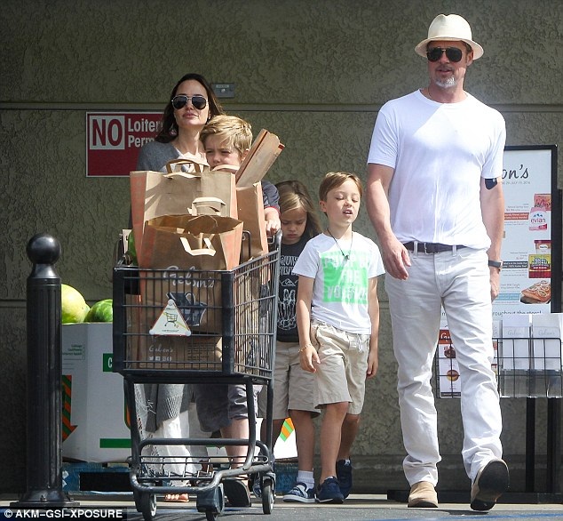 Angelina Jolie và Brad Pitt kỷ niệm 2 năm ngày cưới - 2
Cặp tình nhân vàng của Hollywood xuất hiện bên nhau gần đây nhất là vào tháng 6/2016.