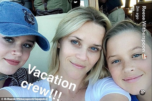 Người đẹp 40 tuổi trông như chị em với con gái tuổi teen - 2
Reese Witherspoon đang đi nghỉ hè cùng các con tại Bahamas.