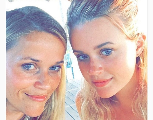 Người đẹp 40 tuổi trông như chị em với con gái tuổi teen - 1
Reese Witherspoon (40 tuổi) và con gái lớn, Ava (16 tuổi)