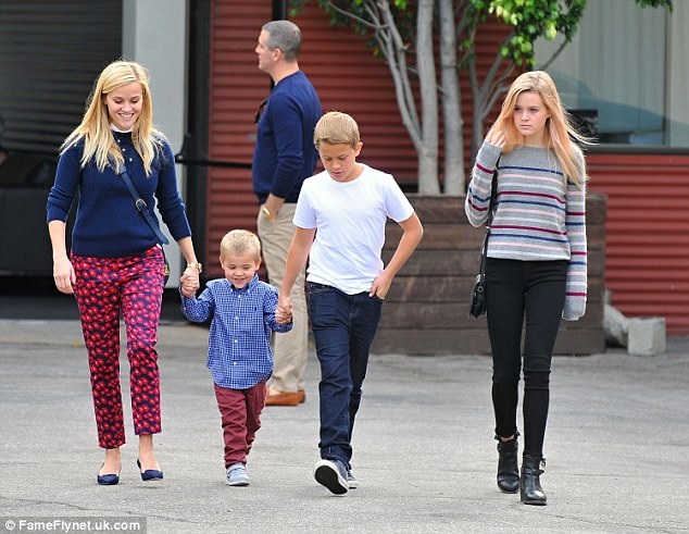 Người đẹp 40 tuổi trông như chị em với con gái tuổi teen - 5
Reese Witherspoon hạnh phúc bên ba đứa con, hai trai và một gái.