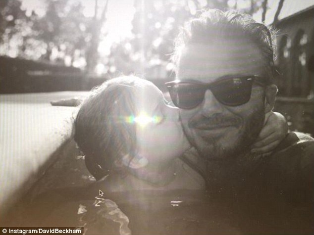 Con gái cưng làm nũng ông bố chuẩn "soái ca" David Beckham - 7
David Beckham đã khiến cộng đồng mạng cảm động khi dành những lời ngọt ngào cho con gái cưng nhân dịp cô bé tròn 5 tuổi.