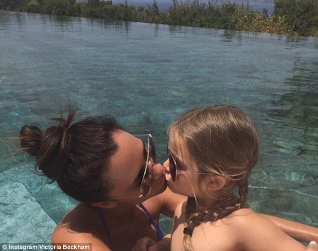 
Victoria Beckham cững không quên chúc mừng sinh nhật cô con gái nhỏ của mình.

