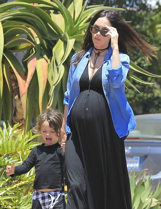“Mỹ nhân gợi tình” Megan Fox hạnh phúc bên chồng con - 2
Megan Fox dắt tay cậu con trai Noah, 3 tuổi.