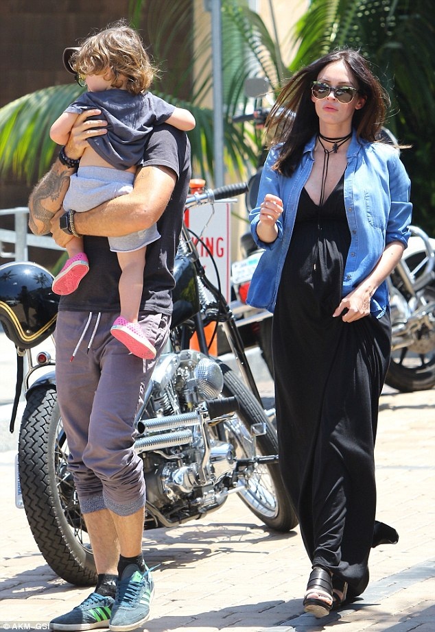 “Mỹ nhân gợi tình” Megan Fox hạnh phúc bên chồng con - 1
Megan Fox và Brian đi ăn trưa cùng hai con trai ở Malibu, ngày 9/7.
