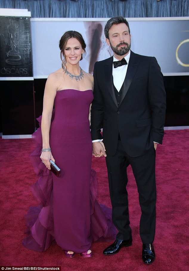 Jennifer Garner trì hoãn ly dị vì Ben Afleck muốn hàn gắn - 3
Sau một năm ly thân, cặp đôi vàng của Hollywood quyết định trì hoãn chuyện ly dị.
