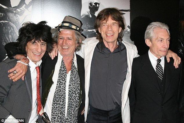 
Mick Jagger (thứ hai từ phải sang) và Ronnie Wood (ngoài cùng bên trái) của nhóm Rolling Stone đều lên chức bố ở tuổi ngoài 65.
