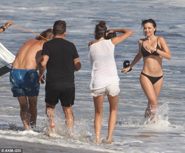 Cựu "thiên thần" Miranda Kerr nuột nà giữa biển xanh - 8
Miranda Kerr có kinh nghiệm trong những buổi chụp hình áo tắm dù cô đã chia tay vị trí thiên thần nội y của Victorias Secret từ vài năm nay.
