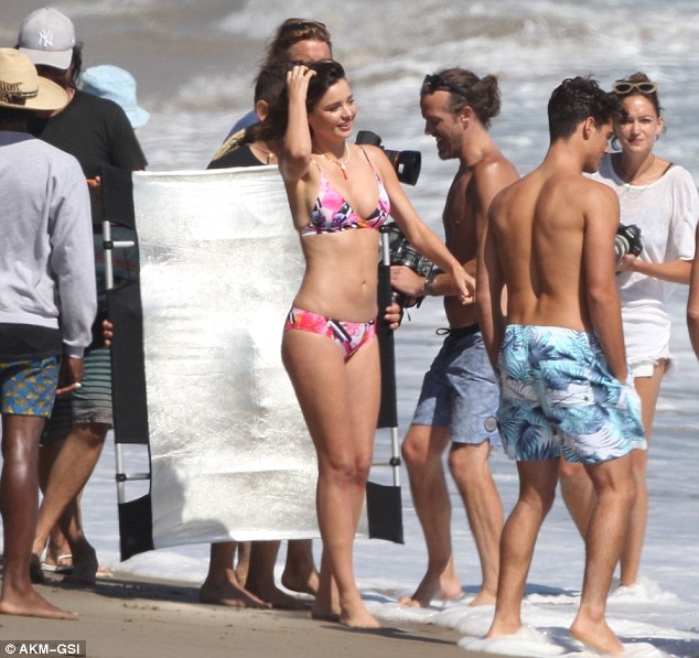 Cựu "thiên thần" Miranda Kerr nuột nà giữa biển xanh - 11 Cựu "thiên thần" Miranda Kerr nuột nà giữa biển xanh - 11