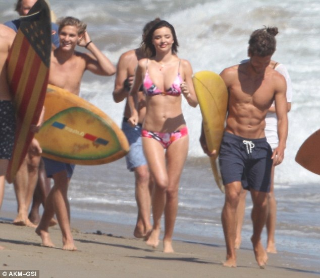 Cựu "thiên thần" Miranda Kerr nuột nà giữa biển xanh - 12
Miranda hiện đang hò hẹn với triệu phú trẻ tuổi Evan Spiegel. Cặp đôi đã ở bên nhau 1 năm và đã đính hôn.