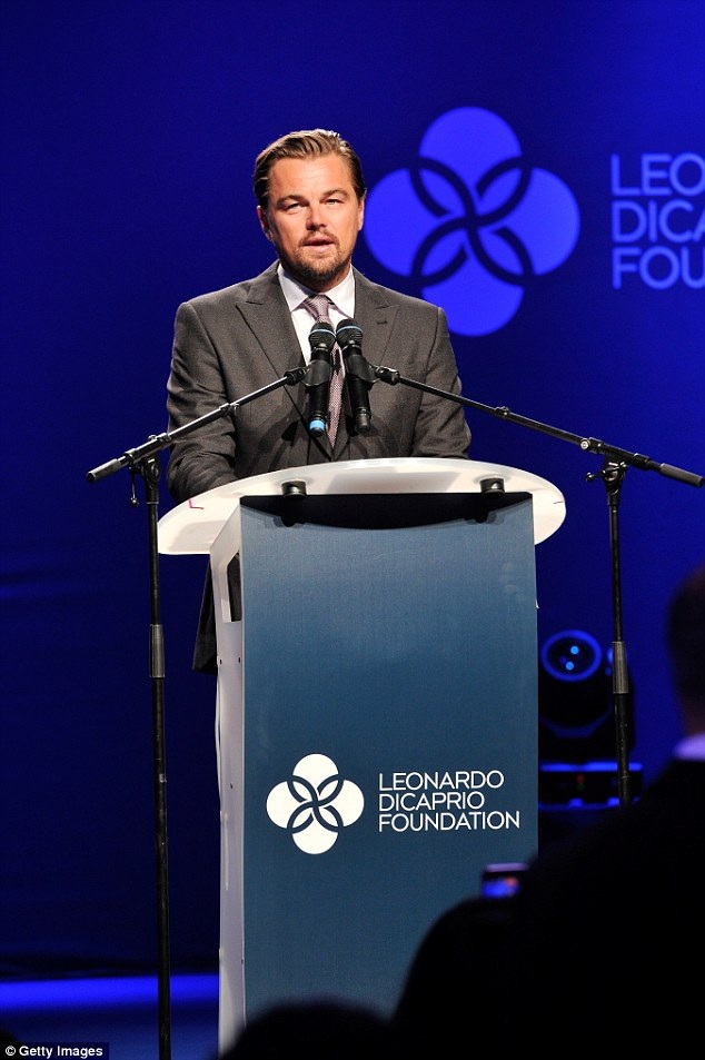 Vừa khoe bạn gái siêu mẫu, Leonardo DiCaprio lại tán tỉnh gái lạ - 15
Leonardo phát biểu trong buổi kêu gọi quyên tiền cho quỹ từ thiện mang tên anh. Dù đã ở tuổi 41, Leonardo vẫn chưa có ý định ổn định hay lập gia đình. Trái tim của chàng Jack vẫn muốn phiêu lưu trong những mối quan hệ chóng vánh.