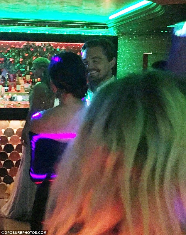 Vừa khoe bạn gái siêu mẫu, Leonardo DiCaprio lại tán tỉnh gái lạ - 4
Được biết, Leonardo là tâm điểm của sự kiện này. Anh phát động gây dựng và quyên góp cho quỹ từ thiện mang tên mình. Kết thúc sự kiện, ngôi sao điển trai và nổi tiếng đã kêu gọi được hơn 45 triệu đô la Mỹ cho quỹ từ thiện của anh.