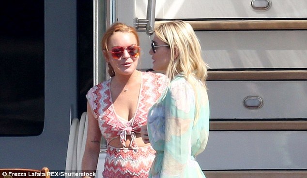 
Trong tối gây gổ với Egor Tarabasov, Lindsay đã bóng gió về chuyện cô mang thai. Hiện tại, Lindsay không xác nhận hay phủ nhận điều này. Tuy nhiên, cha ruột của Lindsay tiết lộ với báo giới, con gái ông đã gửi tin nhắn cho ông: Cha ơi, con có bầu.
