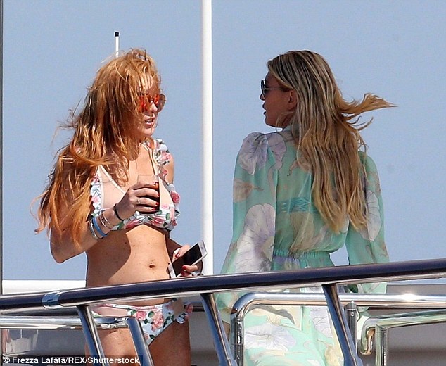 
Nữ diễn viên 30 tuổi trò chuyện với một người bạn trên du thuyền.
