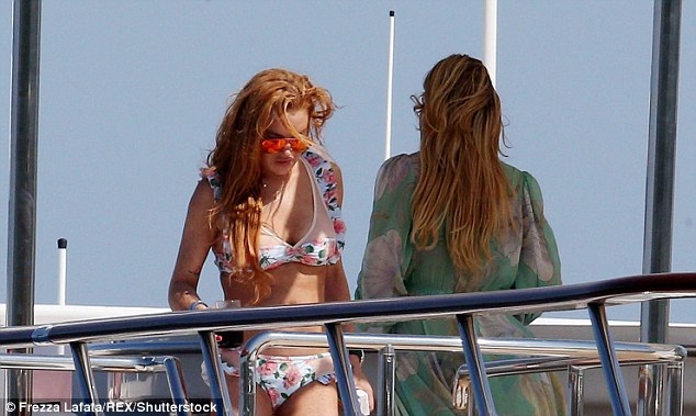 Lindsay Lohan khoe với cha ruột đã mang bầu - 7