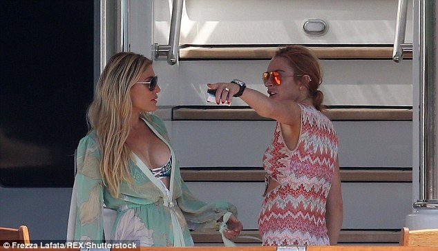 Lindsay Lohan khoe với cha ruột đã mang bầu - 9