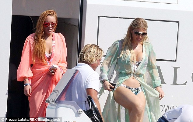 Lindsay Lohan khoe với cha ruột đã mang bầu - 13
