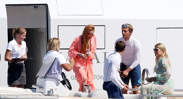 
Lindsay theo bạn bè rời khỏi du thuyền để đi chơi.
