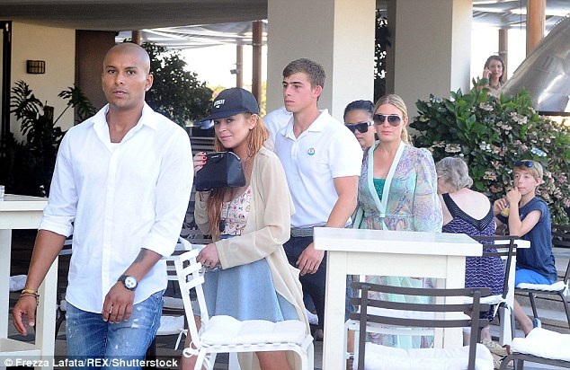 
Ngôi sao nổi tiếng diện áo crop top và váy chữ A trẻ trung.
