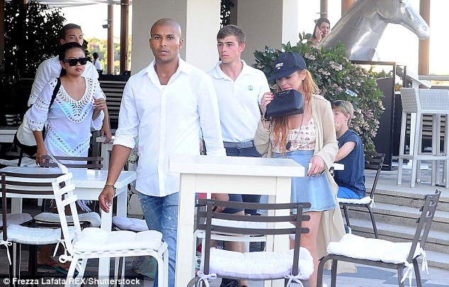 Lindsay Lohan khoe với cha ruột đã mang bầu - 16