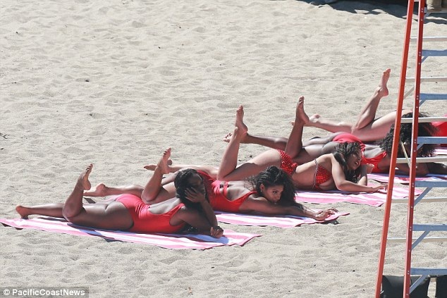 Chia tay Taylor Swift, Calvin Harris cặp kè với ca sĩ da màu bốc lửa - 15
Tinashe cùng dàn vũ công trong clip có những cảnh quay rất gợi cảm.