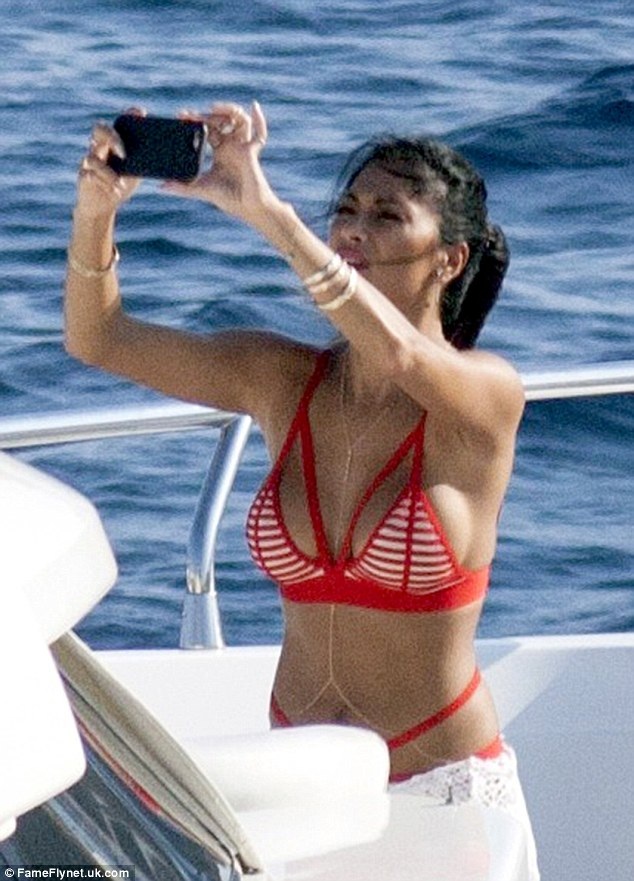 38 tuổi, Nicole Scherzinger vẫn bốc lửa và nóng bỏng - 2
Nữ ca sĩ 38 tuổi tranh thủ đi nghỉ sau thời gian bận rộn ghi hình cho chương trình X Factor.