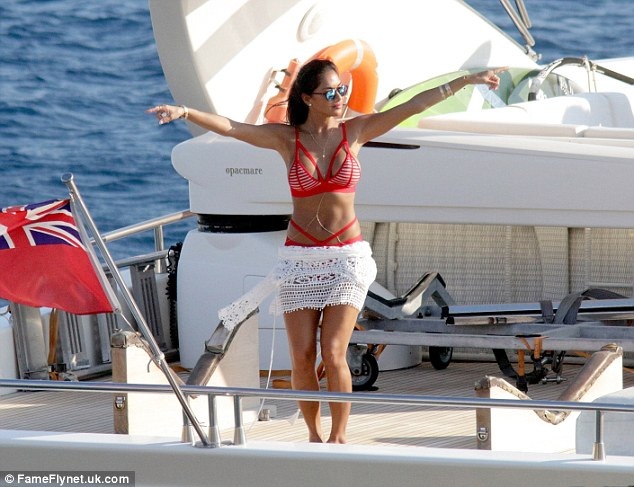 38 tuổi, Nicole Scherzinger vẫn bốc lửa và nóng bỏng - 1
Nicole Scherzinger khoe thân hình gợi cảm và săn chắc trong bộ bikini trên du thuyền hạng sang ở Hy Lạp cùng bạn bè.