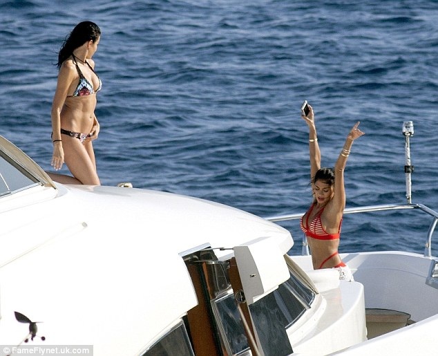 38 tuổi, Nicole Scherzinger vẫn bốc lửa và nóng bỏng - 5
Nicole tạo dáng trên du thuyền theo tiếng nhạc.
