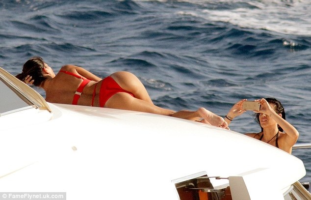 38 tuổi, Nicole Scherzinger vẫn bốc lửa và nóng bỏng - 7
Cô tạo dáng để một người bạn ghi lại khoảnh khắc gợi cảm của mình.