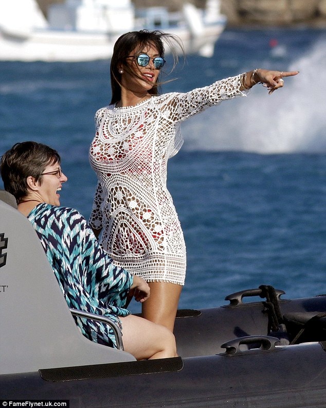 38 tuổi, Nicole Scherzinger vẫn bốc lửa và nóng bỏng - 21
Bạn bè của Nicole chia sẻ với tờ The Sun, Nicole đã muốn lập gia đình nhưng Grigor vẫn còn trẻ và chưa muốn kết hôn. Đây cũng chính là nguyên nhân khiến Nicole và Lewis chia tay. “Nicole hiểu rằng, cô không còn trẻ nữa và muốn có con”, người bạn này cho hay.