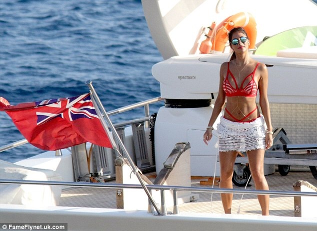 38 tuổi, Nicole Scherzinger vẫn bốc lửa và nóng bỏng - 11 38 tuổi, Nicole Scherzinger vẫn bốc lửa và nóng bỏng - 11