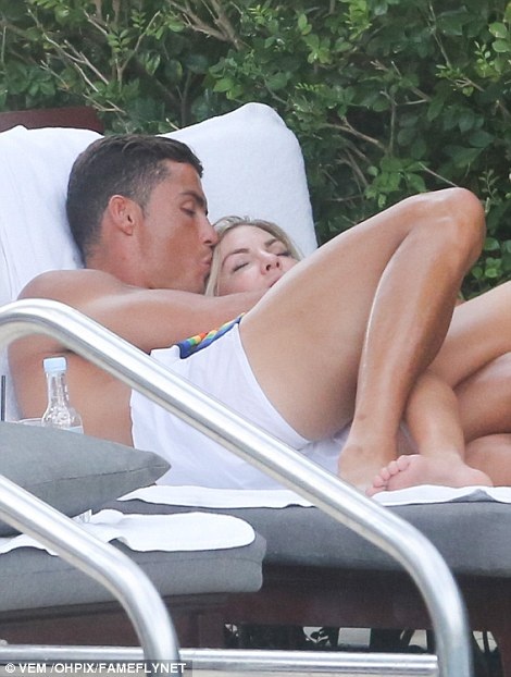 Nhan sắc rực lửa của mỹ nhân đang “chiếm trọn” trái tim C.Ronaldo - 8
Cassandre Davis là người mẫu kiêm huấn luyện viên thể dục thẩm mỹ. Cô sở hữu thân hình bốc lửa và vẻ đẹp cuốn hút ngay từ ánh nhìn đầu tiên.