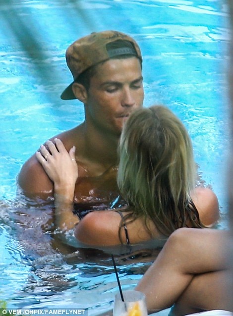 Nhan sắc rực lửa của mỹ nhân đang “chiếm trọn” trái tim C.Ronaldo - 13 Nhan sắc rực lửa của mỹ nhân đang “chiếm trọn” trái tim C.Ronaldo - 13