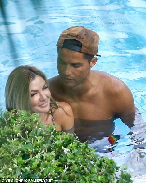 Nhan sắc rực lửa của mỹ nhân đang “chiếm trọn” trái tim C.Ronaldo - 20 Nhan sắc rực lửa của mỹ nhân đang “chiếm trọn” trái tim C.Ronaldo - 20