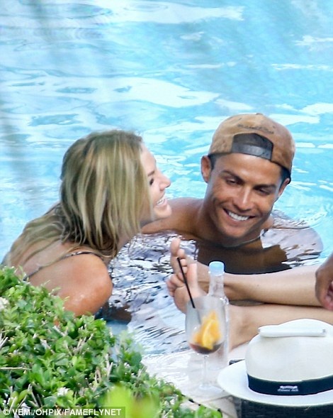 Nhan sắc rực lửa của mỹ nhân đang “chiếm trọn” trái tim C.Ronaldo - 17
Cassandre là một hiện tượng trên Instagram với hơn 500 nghìn người theo dõi.