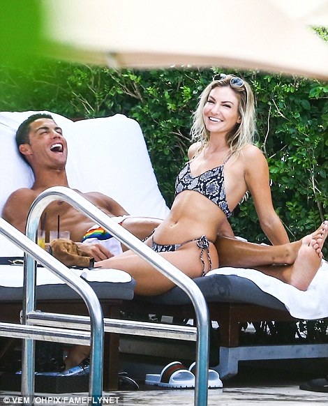 Nhan sắc rực lửa của mỹ nhân đang “chiếm trọn” trái tim C.Ronaldo - 18 Nhan sắc rực lửa của mỹ nhân đang “chiếm trọn” trái tim C.Ronaldo - 18