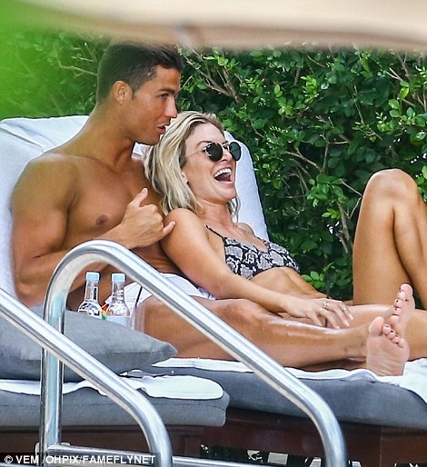 Nhan sắc rực lửa của mỹ nhân đang “chiếm trọn” trái tim C.Ronaldo - 22 Nhan sắc rực lửa của mỹ nhân đang “chiếm trọn” trái tim C.Ronaldo - 22