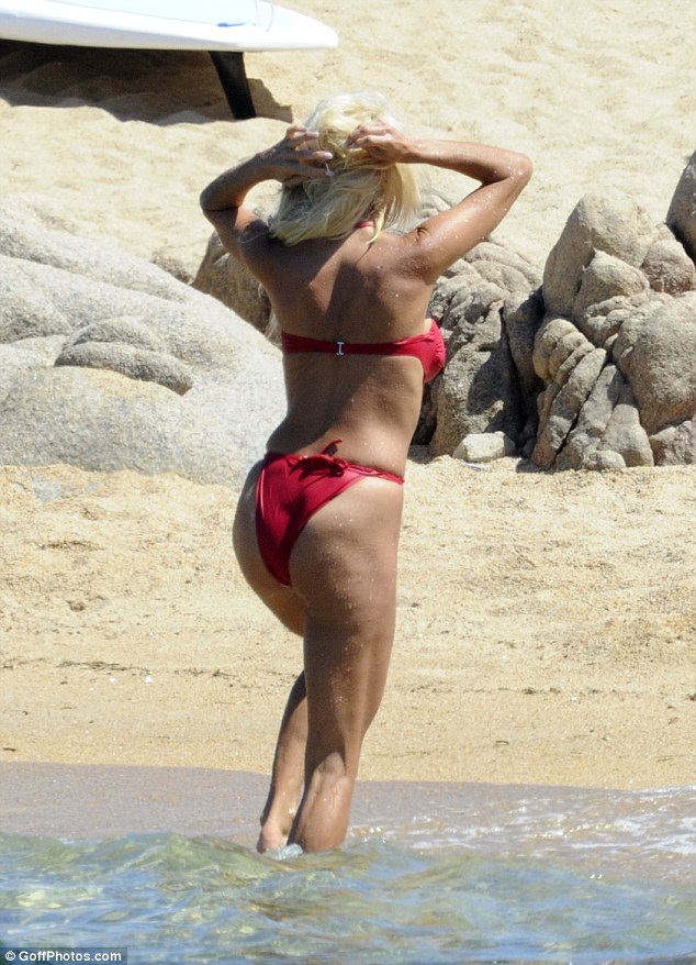 
Dù đã ở tuổi 41, người đẹp Thụy Điển vẫn sở hữu đường cong nóng bỏng và nỗ lực mỗi ngày để gìn giữ dáng vóc. Chăm chỉ tập luyện và ăn kiêng giúp Victoria Silvstedt vẫn trẻ trung.
