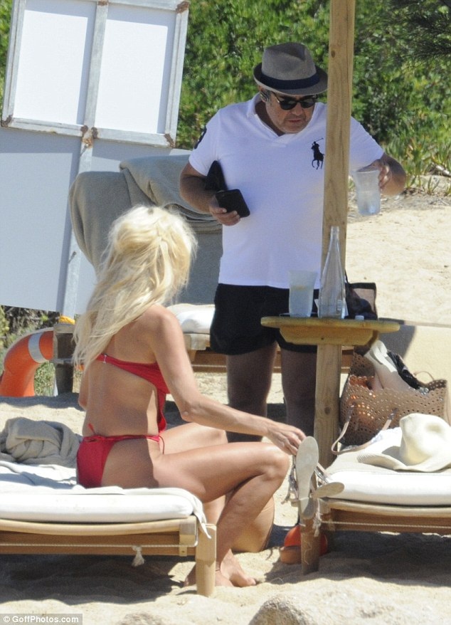 
Bạn trai của Victoria đang chăm sóc cô chu đáo.
