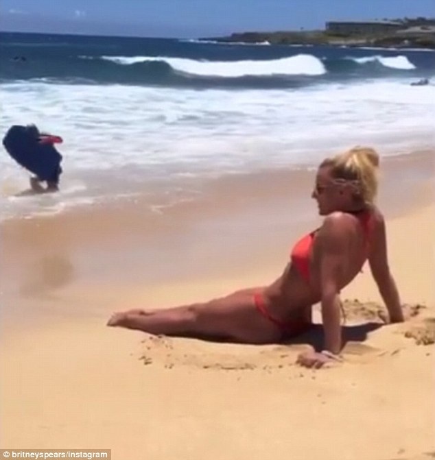 Britney Spears khoe dáng săn chắc trên bãi biển - 2 Britney Spears khoe dáng săn chắc trên bãi biển - 2