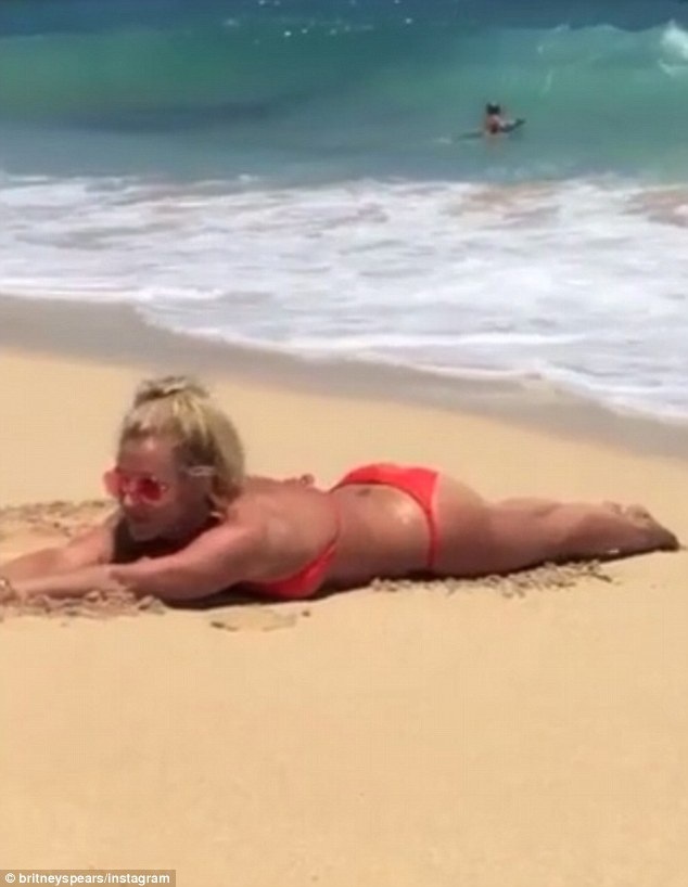 Britney Spears khoe dáng săn chắc trên bãi biển - 5 Britney Spears khoe dáng săn chắc trên bãi biển - 5